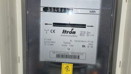 Ein Stromzähler zeigt den erzeugten Strom aus einer Photovoltaikanlage